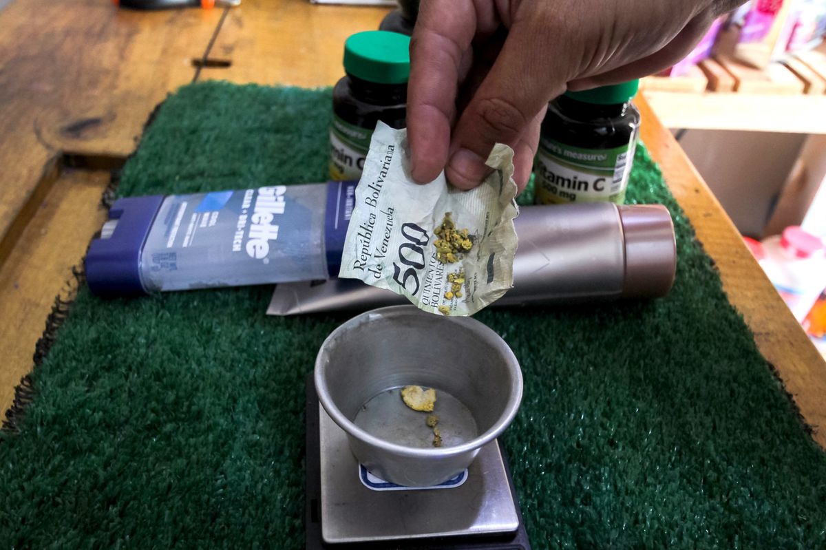Read more about the article Venezuelans Break Off Flakes of Gold to Pay for Meals, Haircuts